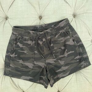 Athleta Farallon Shorts size 2 Dark Camo